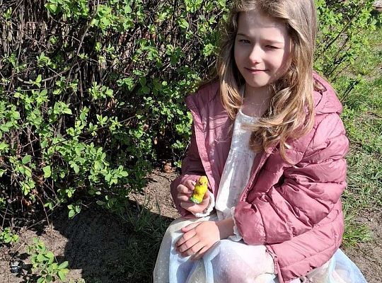 Gr.IV Wielkanocne śniadanie oraz szukanie niespodzianek od zająca.