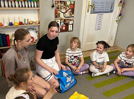 Gr. III Zajęcia o Wielkanocy przeprowadzone przez wolontariuszki ze SP5