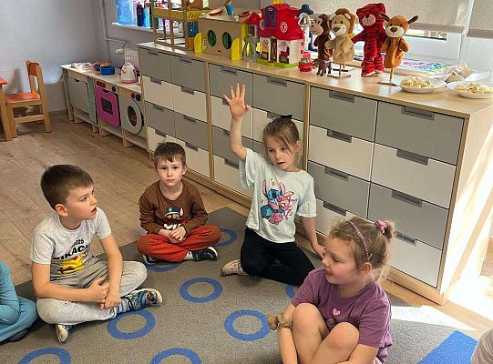 Gr. III Zajęcia o Wielkanocy przeprowadzone przez wolontariuszki ze SP5