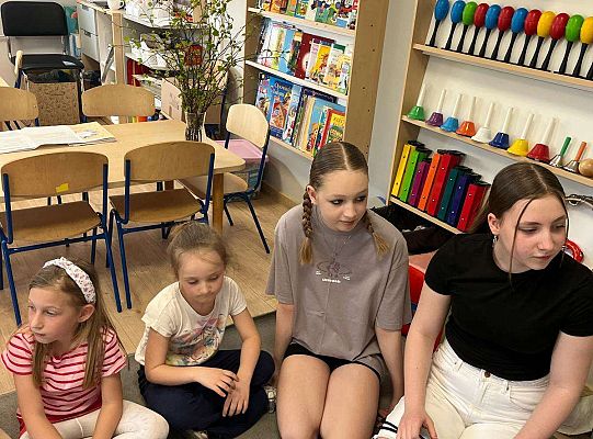 Gr. III Zajęcia o Wielkanocy przeprowadzone przez wolontariuszki ze SP5