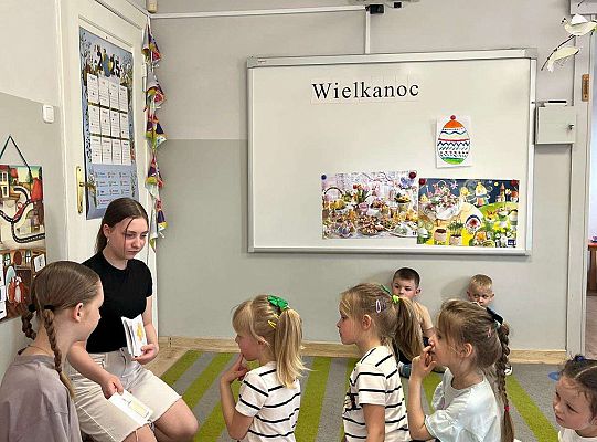 Gr. III Zajęcia o Wielkanocy przeprowadzone przez wolontariuszki ze SP5