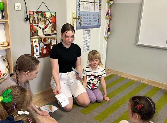 Gr. III Zajęcia o Wielkanocy przeprowadzone przez wolontariuszki ze SP5