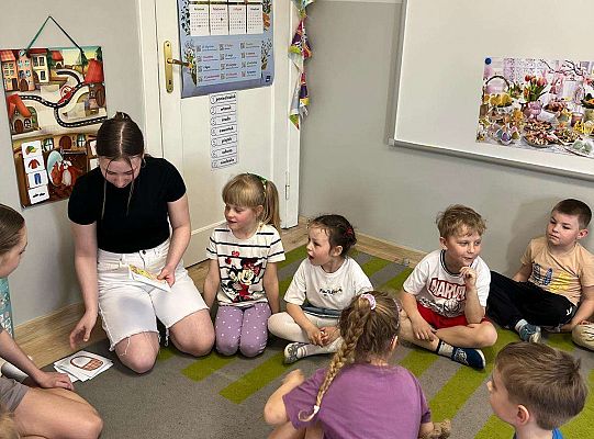 Gr. III Zajęcia o Wielkanocy przeprowadzone przez wolontariuszki ze SP5