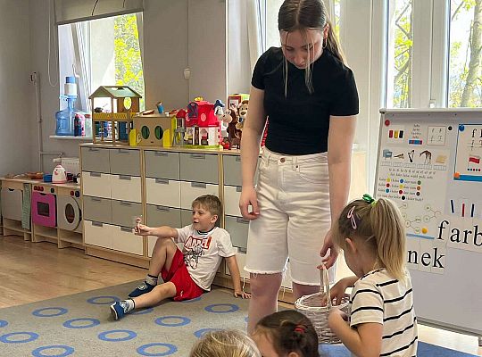 Gr. III Zajęcia o Wielkanocy przeprowadzone przez wolontariuszki ze SP5