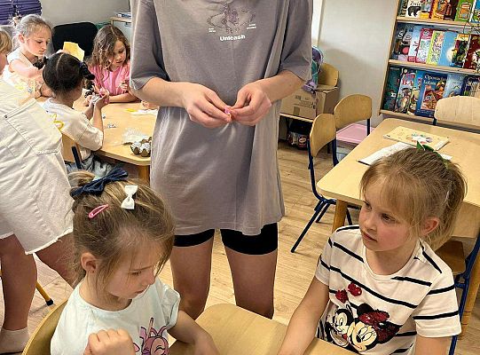 Gr. III Zajęcia o Wielkanocy przeprowadzone przez wolontariuszki ze SP5