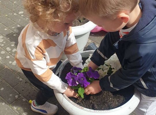 Gr.I Maluszki upiększają nasz ogród