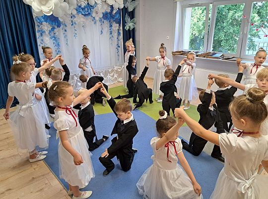 Gr.  III Zakończenie roku oraz pożegnanie przedszkolaków.