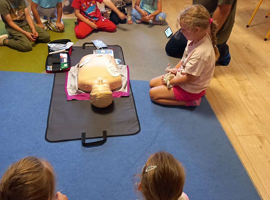 Gr. IV Lęborskie Stowarzyszenie Obronne uczy dzieci pierwszej pomocy