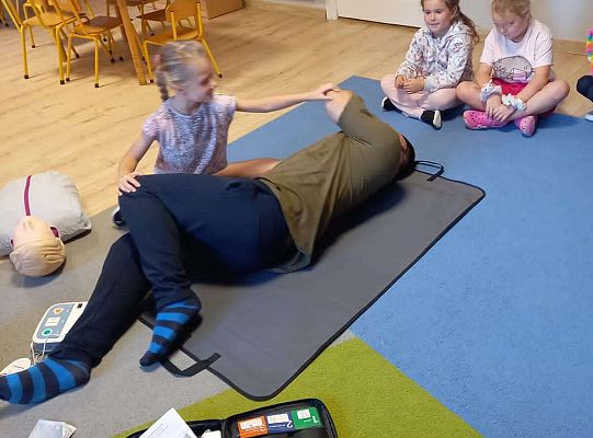 Gr. IV Lęborskie Stowarzyszenie Obronne uczy dzieci pierwszej pomocy