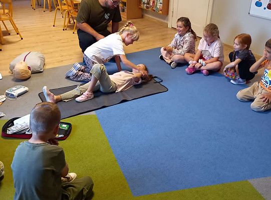 Gr. IV Lęborskie Stowarzyszenie Obronne uczy dzieci pierwszej pomocy