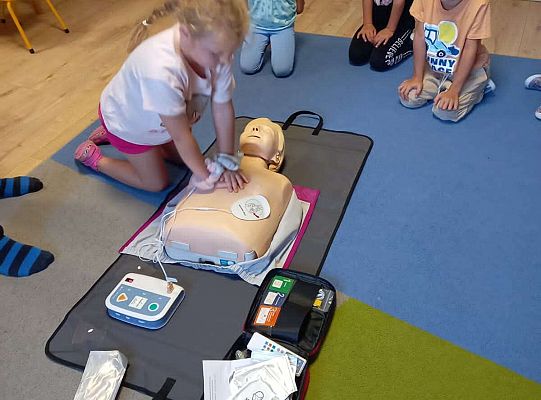 Gr. IV Lęborskie Stowarzyszenie Obronne uczy dzieci pierwszej pomocy