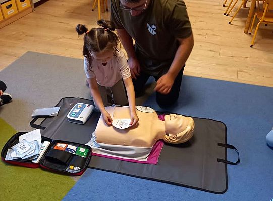 Gr. IV Lęborskie Stowarzyszenie Obronne uczy dzieci pierwszej pomocy