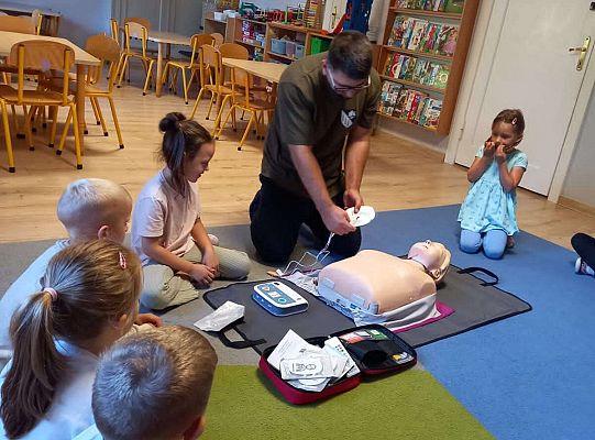 Gr. IV Lęborskie Stowarzyszenie Obronne uczy dzieci pierwszej pomocy