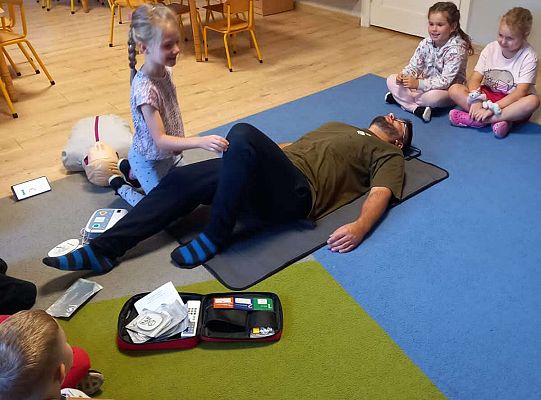 Gr. IV Lęborskie Stowarzyszenie Obronne uczy dzieci pierwszej pomocy