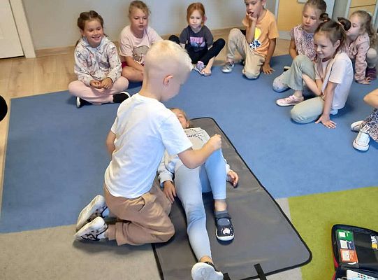 Gr. IV Lęborskie Stowarzyszenie Obronne uczy dzieci pierwszej pomocy