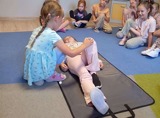 Gr. IV Lęborskie Stowarzyszenie Obronne uczy dzieci pierwszej pomocy