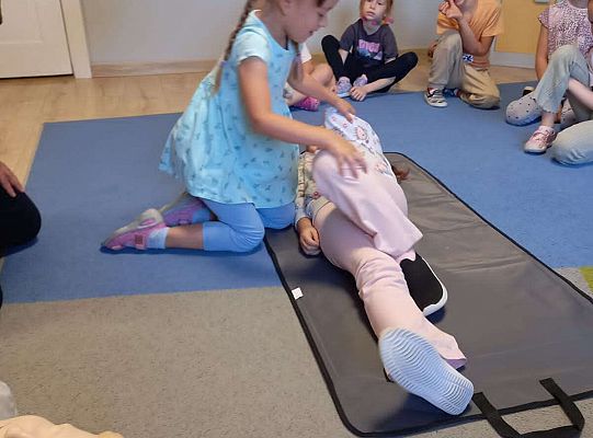 Gr. IV Lęborskie Stowarzyszenie Obronne uczy dzieci pierwszej pomocy