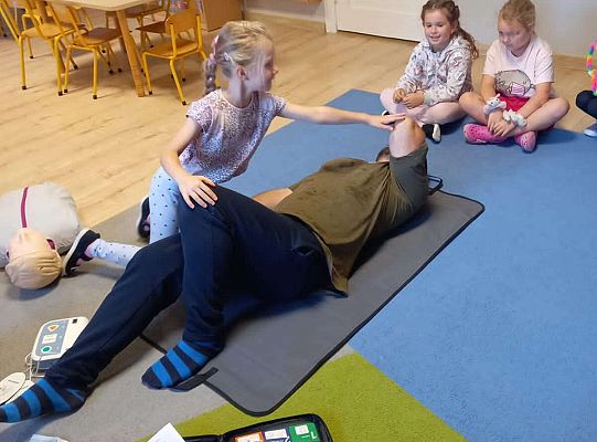 Gr. IV Lęborskie Stowarzyszenie Obronne uczy dzieci pierwszej pomocy