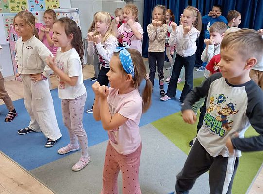 Gr.III Zajęcia rytmiczno-ruchowe z mamą Ali