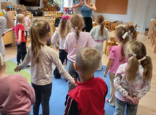 Gr.III Zajęcia rytmiczno-ruchowe z mamą Ali