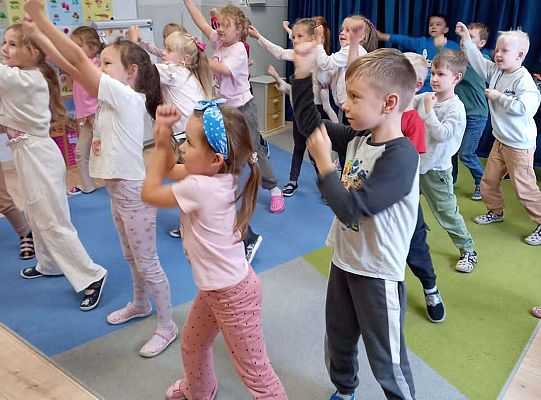 Gr.III Zajęcia rytmiczno-ruchowe z mamą Ali
