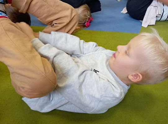 Gr.III Zajęcia rytmiczno-ruchowe z mamą Ali