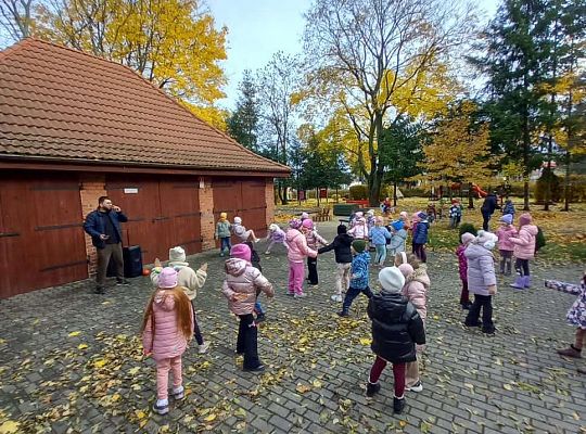 Gr.IV Jesienne zabawy rytmiczne z tatą Ali