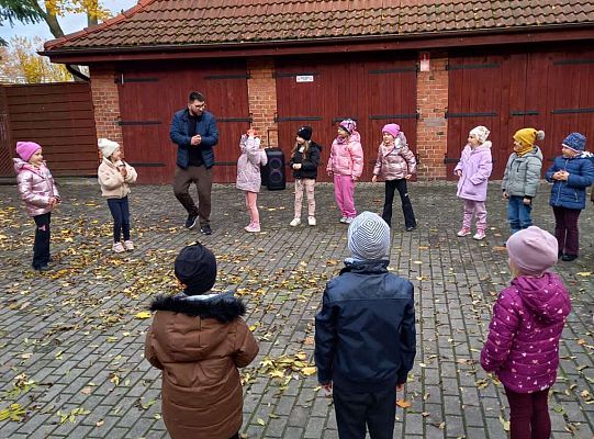 Gr.IV Jesienne zabawy rytmiczne z tatą Ali