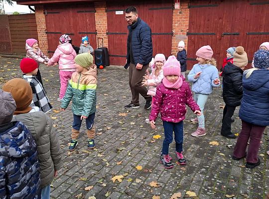 Gr.III Jesienne zabawy rytmiczne z tatą Ali