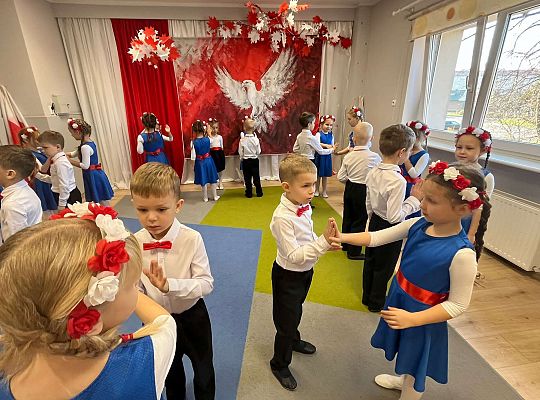 " Pod skrzydłami  Orła Białego"