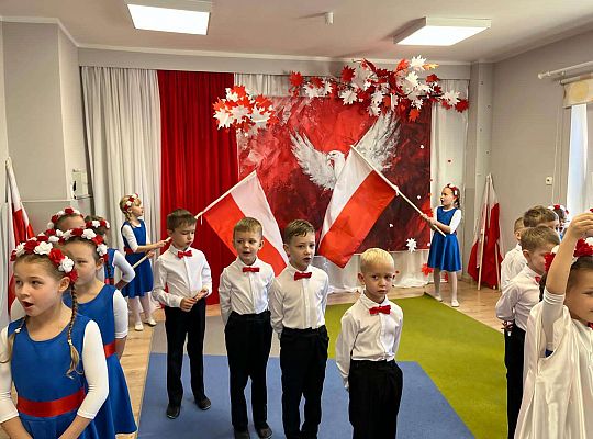 " Pod skrzydłami  Orła Białego"