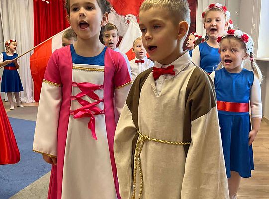 " Pod skrzydłami  Orła Białego"