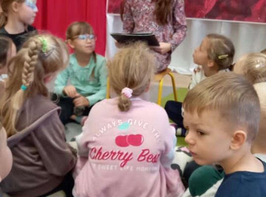 Gr. IV Odwiedziny absolwentki naszego przedszkola