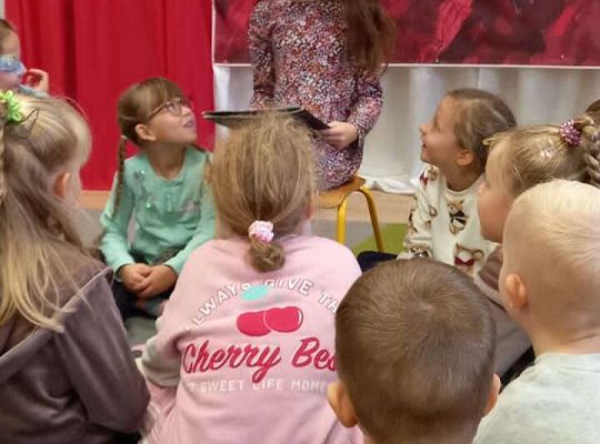 Gr. IV Odwiedziny absolwentki naszego przedszkola