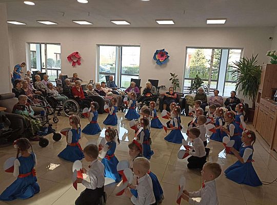 Gr. IV Występ dla seniorów w "Magnolii "