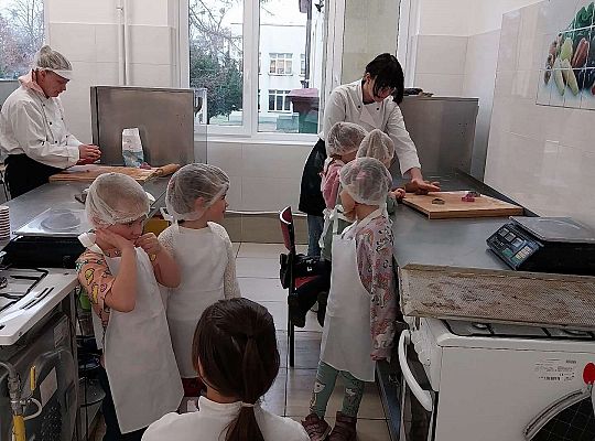 Gr.III Wycieczka do ZSGŹiA-robimy pierniczki