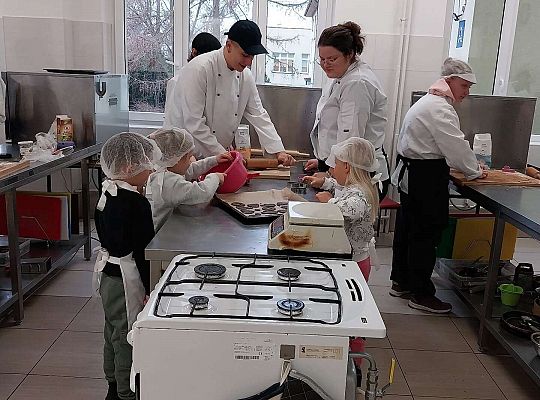 Gr.III Wycieczka do ZSGŹiA-robimy pierniczki