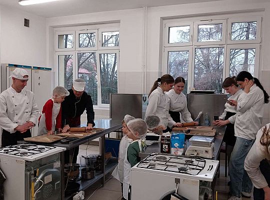 Gr.III Wycieczka do ZSGŹiA-robimy pierniczki