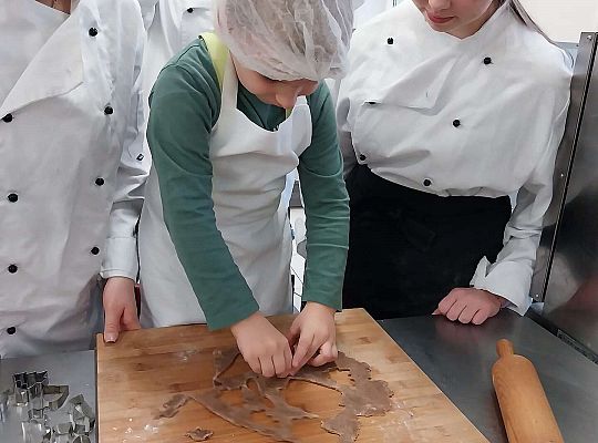 Gr.III Wycieczka do ZSGŹiA-robimy pierniczki