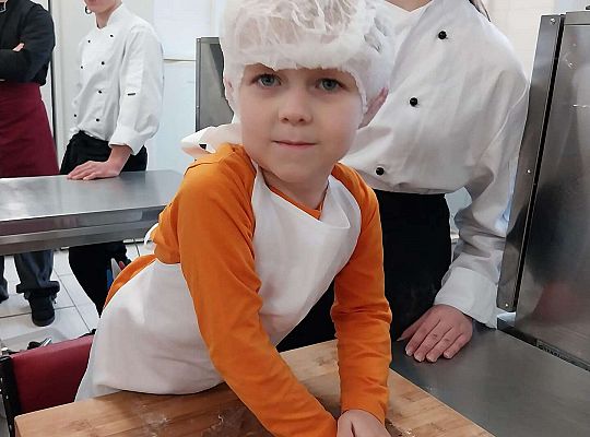 Gr.III Wycieczka do ZSGŹiA-robimy pierniczki