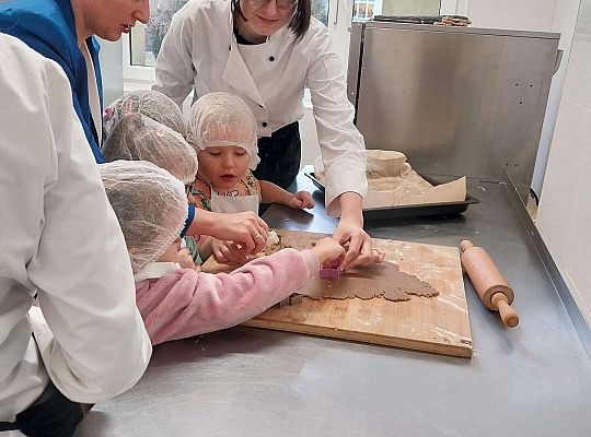 Gr.III Wycieczka do ZSGŹiA-robimy pierniczki