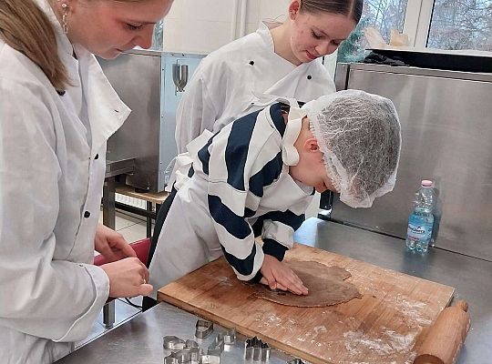 Gr.III Wycieczka do ZSGŹiA-robimy pierniczki