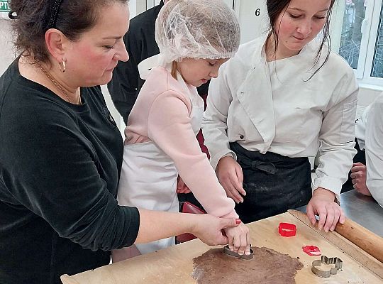 Gr.III Wycieczka do ZSGŹiA-robimy pierniczki