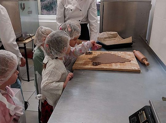 Gr.III Wycieczka do ZSGŹiA-robimy pierniczki