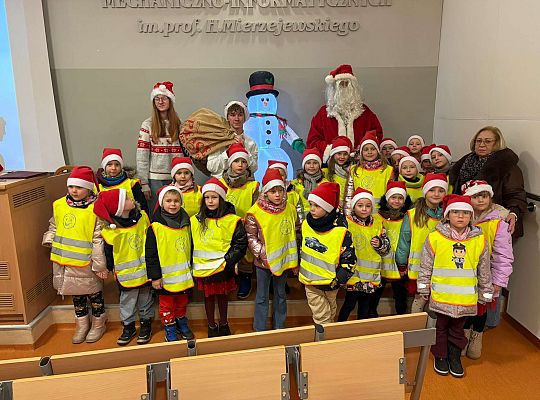 Gr.IV Wyjście do ZSMI na film pod tytułem "Mikolajkowa bajka"