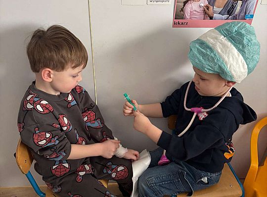 Gr. II  Zabawy w kąciku lekarskim