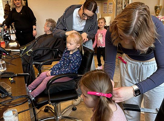 Gr. II Wizyta w zakładzie fryzjerskim oraz w pralni "Fala"