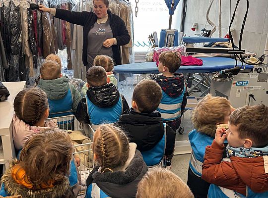 Gr. II Wizyta w zakładzie fryzjerskim oraz w pralni "Fala"