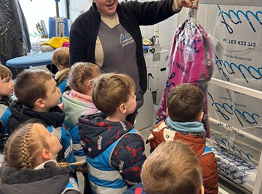 Gr. II Wizyta w zakładzie fryzjerskim oraz w pralni "Fala"