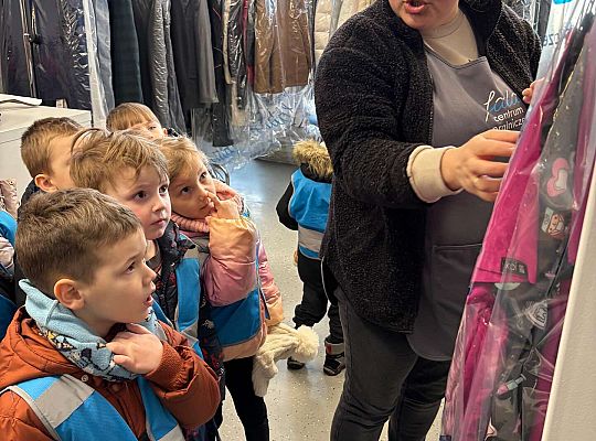 Gr. II Wizyta w zakładzie fryzjerskim oraz w pralni "Fala"